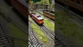 Österreich auf der Modellbahn: ÖBB 1141 durchfährt mit einem Güterzug den Rangierteil, Märklin H0