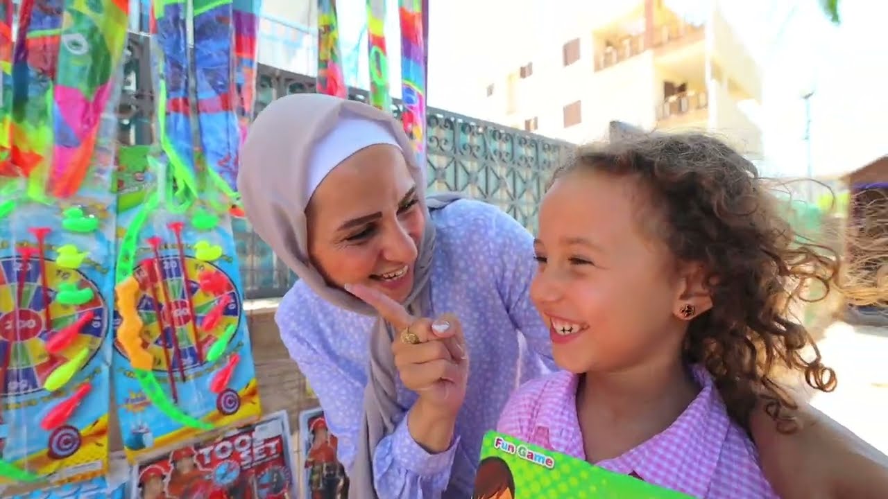 بنت صغيرة تشتغل علشان تساعد امها - شوف حصل اية !!