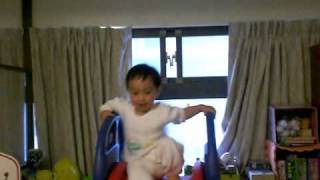 在溜滑梯上吊單槓20091124.AVI