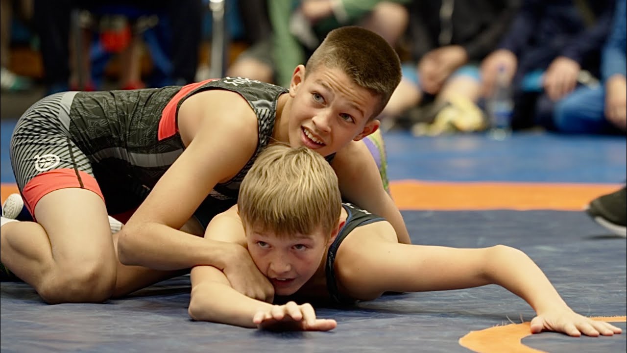 U17 Volodymyr Kinzerskyi (UKR) vs Martyn Kolev (DEN) 45kg. Greco-roman boys youth wrestling. B-cam-m