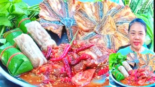 แหนมส้มหมูห่อใบตอง จ้ำแจ่วพริกสดฉีกต่อนปลาแดกแช่บคัก|ยายหมีชวนกิน