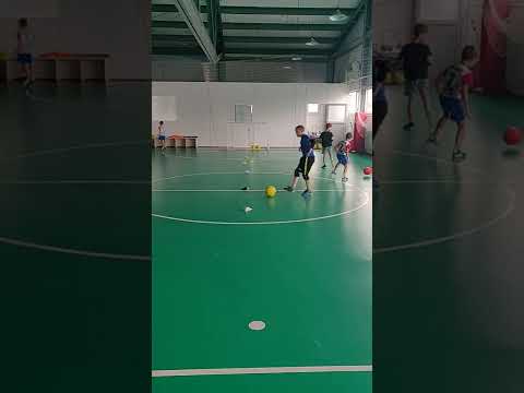Тренировки по футболу дети мальчики 6 лет. Упражнение на работу в паре.