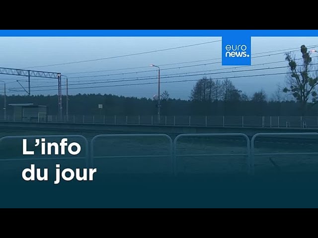 Capture d'écran d'un journal télévisé montrant un présentateur et des bandeaux d'actualité