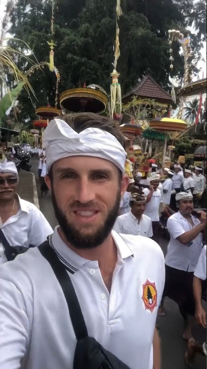 Bali yang klasik 👀 Saya merasa terhormat telah diundang 🙏🏻 #bule #indonesia #gamelan #bali
