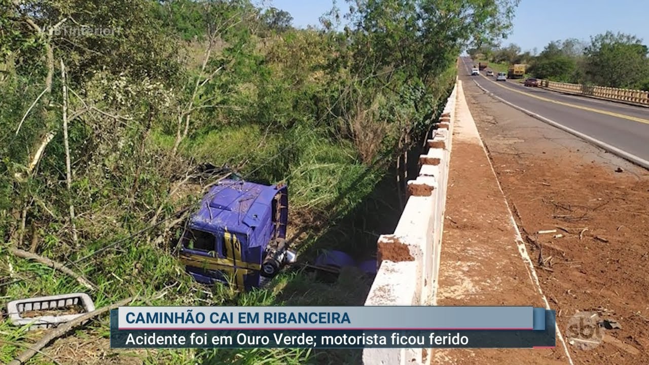 Carreta que não conseguiu passar por baixo de viaduto da BR-365 em