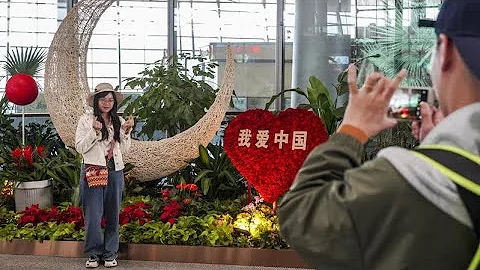 金融数据公司Wind的停电测试了中国市场的脆弱情绪；中国的免签政策推动了入境旅游，但中国游客却选择待在家里；中国恒大：电动汽车子公司的重要董事因未指明的罪行被逮捕：华尔街电视简报20240108 - 天天要闻