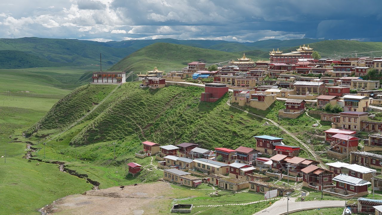 China traditional Tibetan village walk. A holy place for Buddhist practice. Ge Ri Ma各日马村, Sichuan・4K