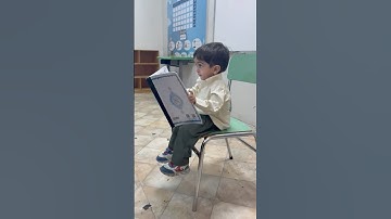 تلاوة طفل صغير ويردد خلفه الطلاب | مشهد يسر الناظرين
