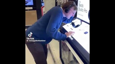 Stan Twitter:Man thrusting the air while listening to music