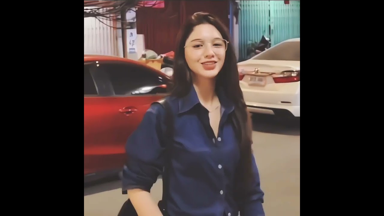 Она в повседневной одежде и с развевающимися волосами 🫠 