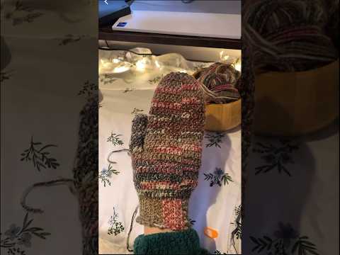 freehanded crochet mittens🧚🏼‍♀️🎄#shorts #shortsclip #crochet #crocheting #crochetgloves #fypシ #fy (video tutorial)