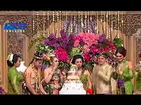 Pemotongan Kue Pengantin Raffi Ahmad Dan Nagita Slavina Gigi