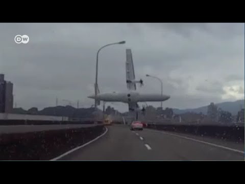 Шокирующее видео: крушение самолета на Тайване