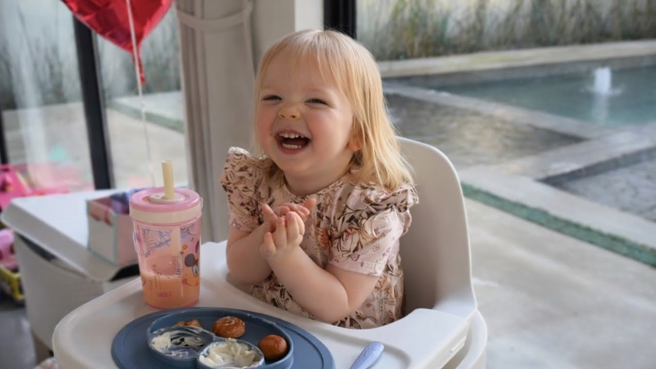 OHH MY SWEET ELLIE IS SLEEPY IN THE MORNING BUT TODAY SHE HAS THE ZOOMIES🤣LOOK AT THIS 👀😍