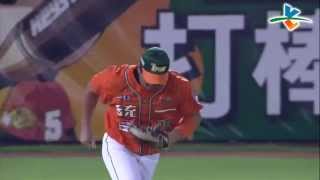 20130912 CPBL 猿VS獅 6上 YOYO打了高飛球給郭俊佑 被接殺出局