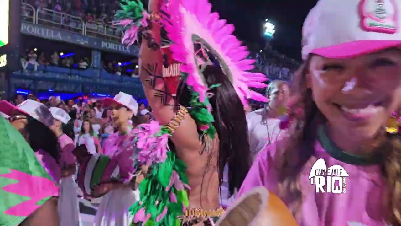 O surdo um chama, a bateria da Mangueira responde  na entrada na Sapucaí no ensaio técnico 260130 