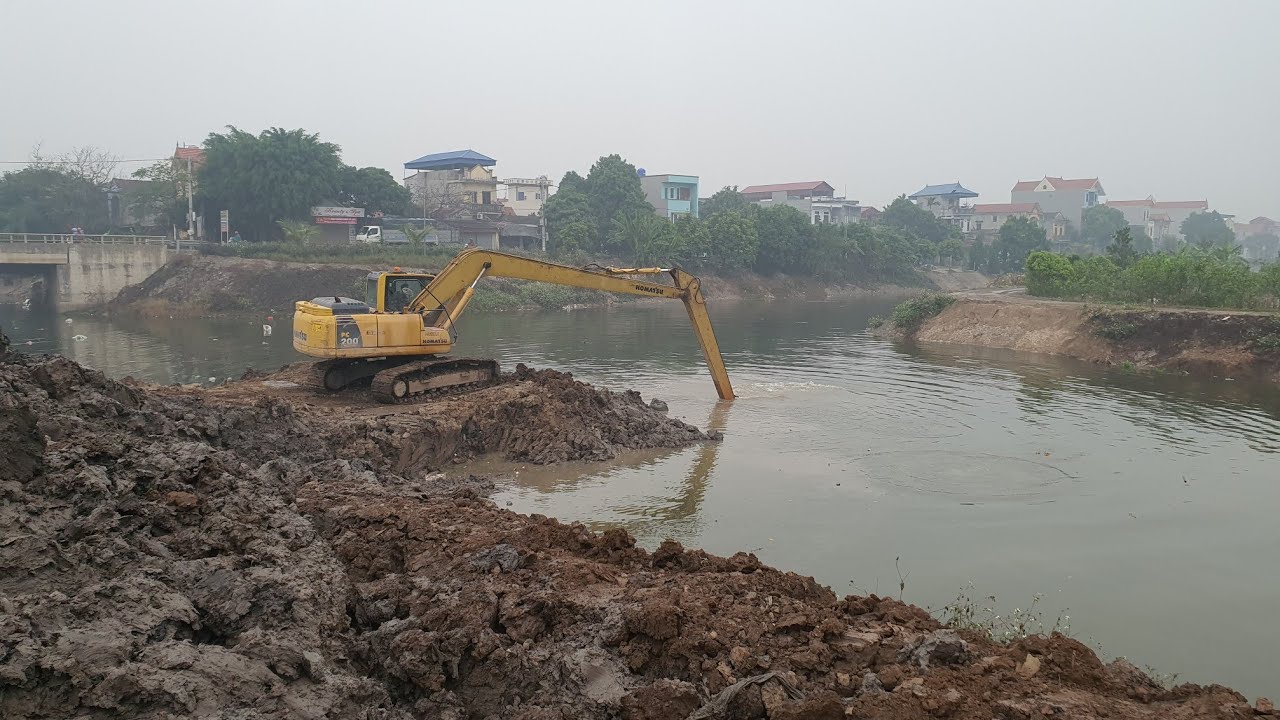 The komatsu pc200 excavator needs a long river work / strong mud ...