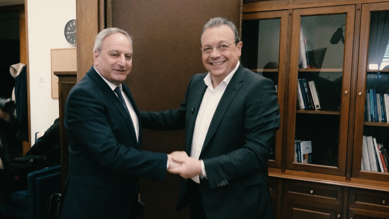 Συνάντηση του προέδρου του ΣΥΡΙΖΑ-ΠΣ, Σωκράτη Φάμελλου με τον ΓΓ του ΑΚΕΛ, Στέφανο Στεφάνου – Video