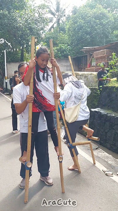Ara Cobain Bermain Egrang Di Lembur Pakuan Rumahnya Pa KDM