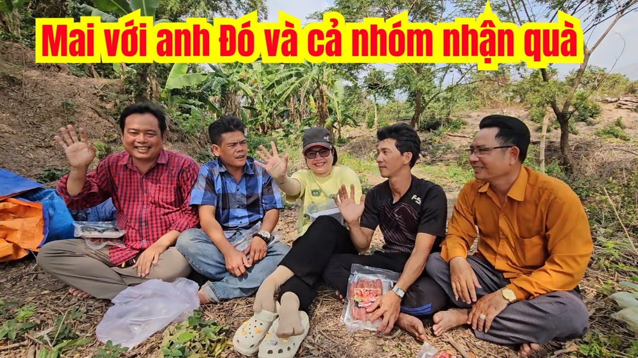 Mai Với Anh Đó Và Cả Nhóm Nhận Quà.....