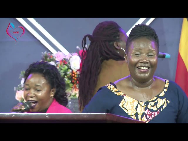 CRAZY PRAISE MOMENT With Mumbeja Miriam Mugabi live @ UCC KASUBI INNERMAN MINSTRIES 02 09 2022 class=