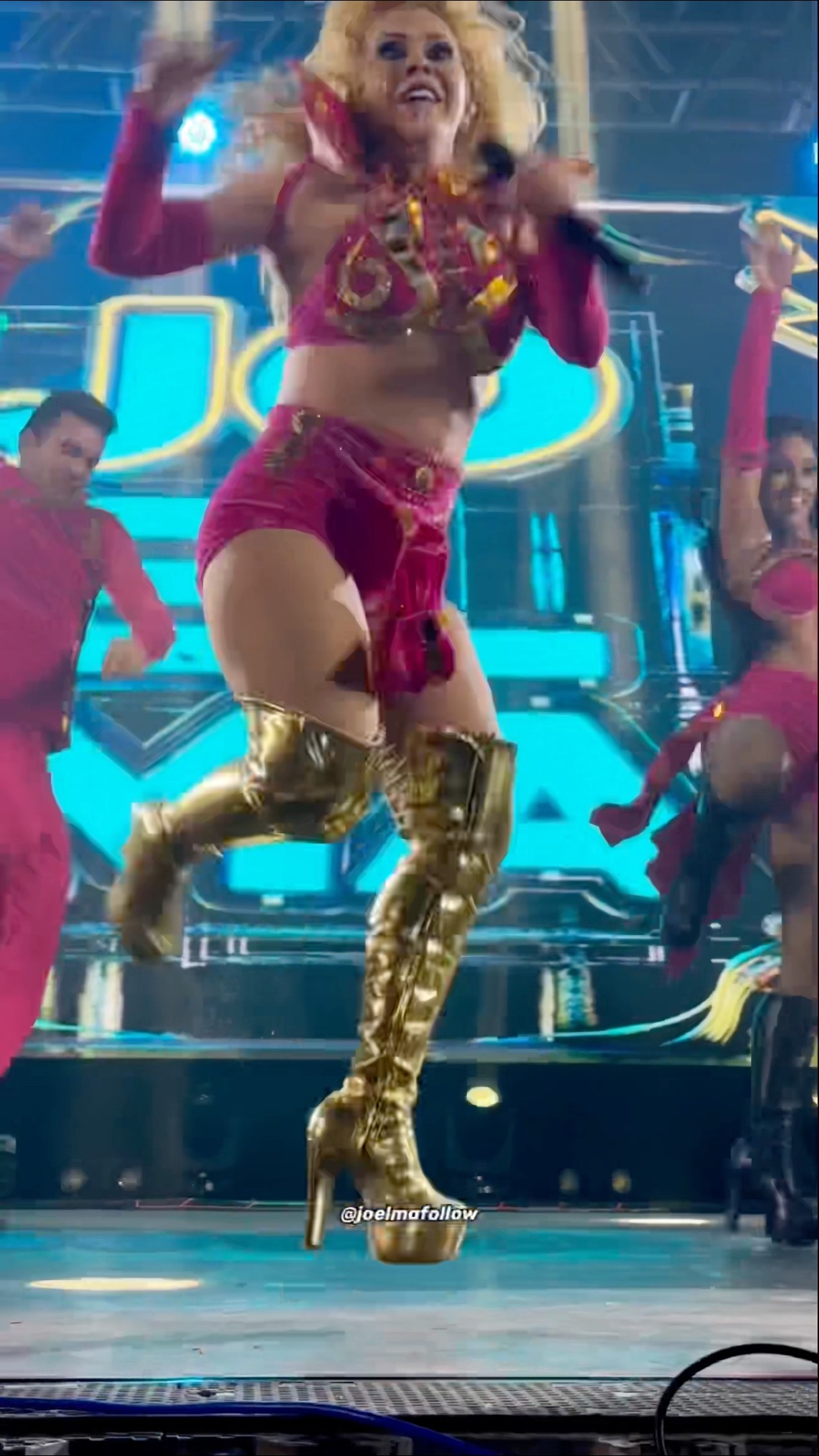 Joelma dançando é de arrepiar
