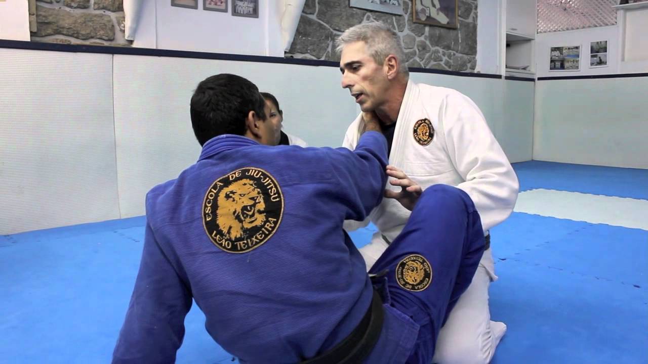Legendary BJJ coach Leao Teixeira shows us his gym and a nice guard pass Real Rio Show Ep6.3