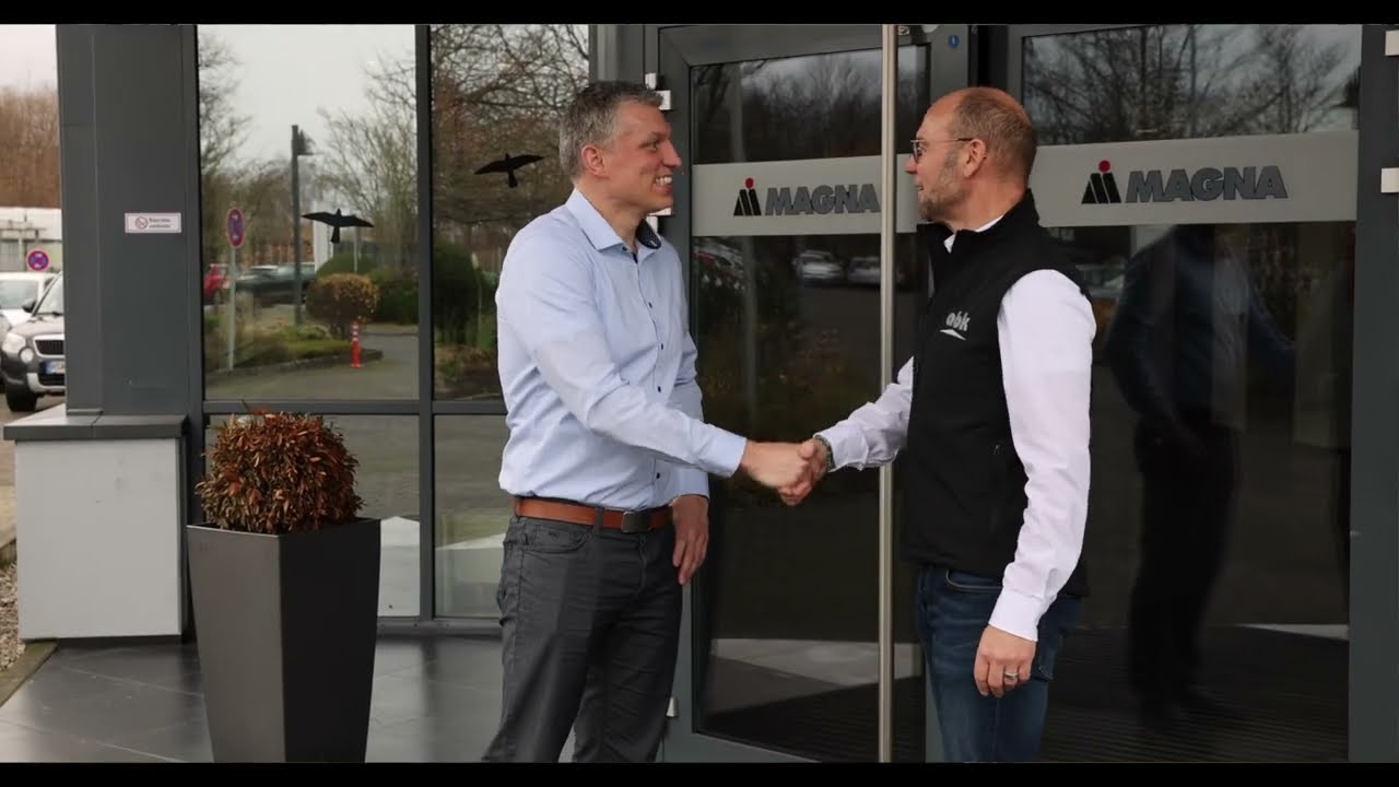 Magna setzt auf moderne Entgratpresse von abk Pressenbau – Erfolgsgeschichte aus der Praxis