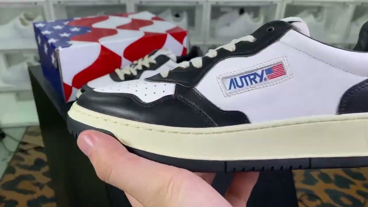 Autry Medalist Leather Low Winner Retro All-Match Casual Sneakers Black and White Panda AULW-WB01