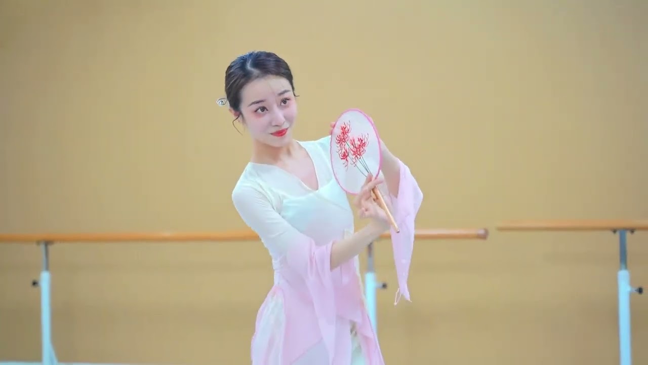 一曲《新意欢》，道不尽满心欢喜。不知为什么，一听到这个曲子就有朝气蓬勃的感觉，喜欢的快收藏起来吧 新意欢 团扇古典舞 天橙小白鸽舞蹈学校