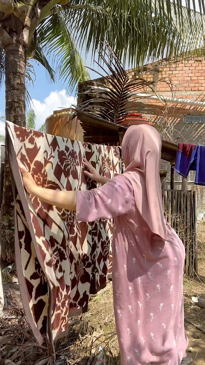 While it's still hot, hang out yesterday's clothes again to dry👙🌤️
