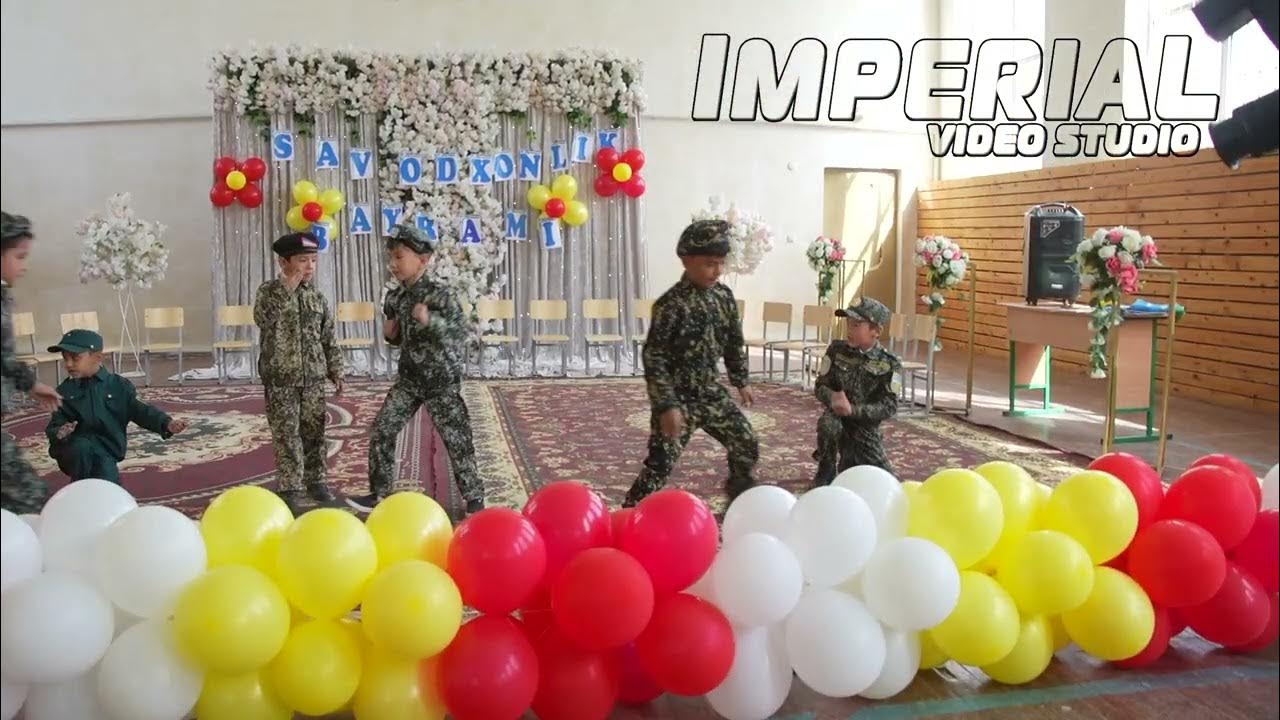 Sohil boylab yugurayotgan yalangoch ayolning videosi