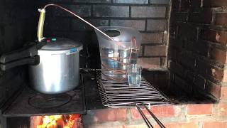 Fabricando cachaça artesanal na panela de pressão.