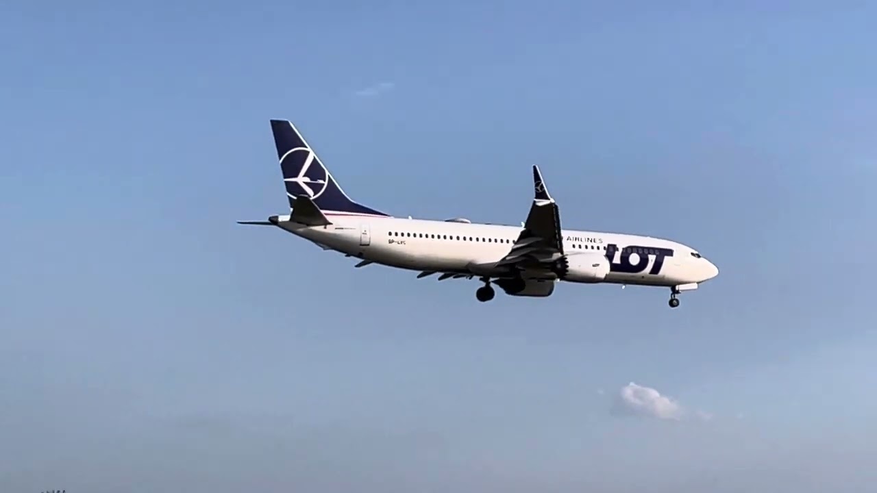 Boeing 737 landing in Warsaw-Radom AirPort 04.07.2023