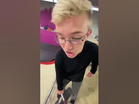 ЗАЧЕМ ЕМУ САМОКАТ БЕЗ КОЛЕС??🤨😳 #tricks #scooter #skatepark #трюки # ...