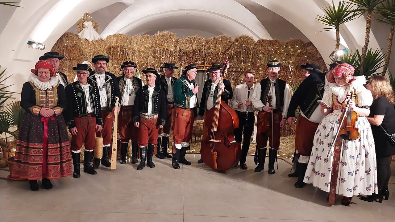 Vystoupení hanáckého mužského sboru Rovina a hudecké muziky