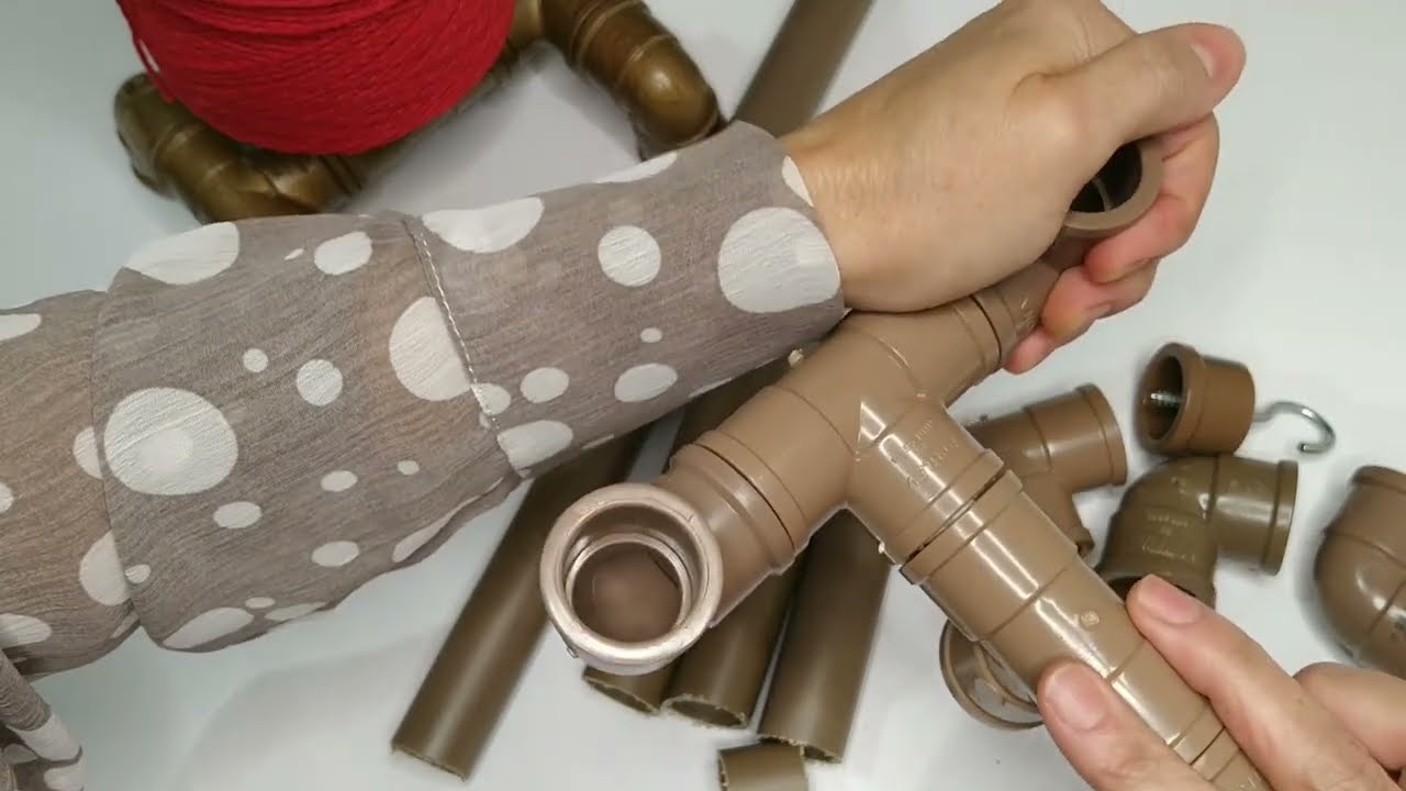 Suporte de cano PVC para barbante, ótimo pra usar na mesa também. #pitchulacroche