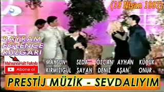 MAHSUN KIRMIZIGÜL ve PRESTİJ SANATÇILARI - SEVDALIYIM (Düet) | SEDA SAYAN, ÖZCAN DENİZ... (1997) Resimi
