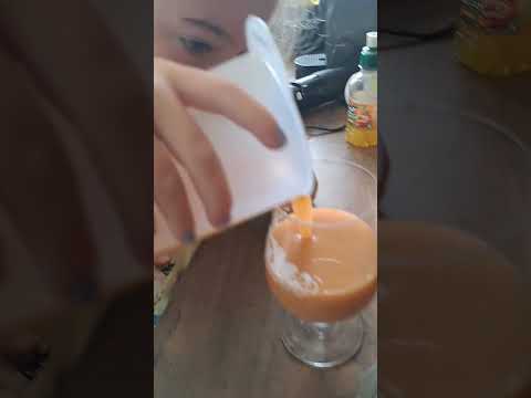 Pouring 🫗 smoothie 😋 yummy 😋 making drink