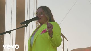 Video thumbnail of "Elle King - Love Go By (Live from Stagecoach)"