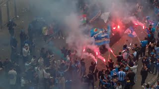 Napoli, l'esultanza dei tifosi all'esterno del "Maradona" dopo il gol del vantaggio