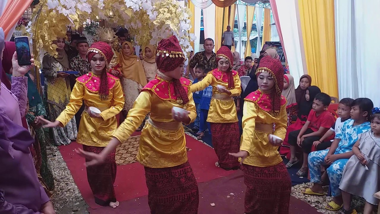 tari persembahan beras kunyit oleh sanggar tari SMPN 17 Sarolangun.
