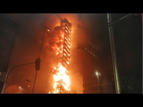 Gran incendio afecta a edificio de Enel en el centro de Santiago