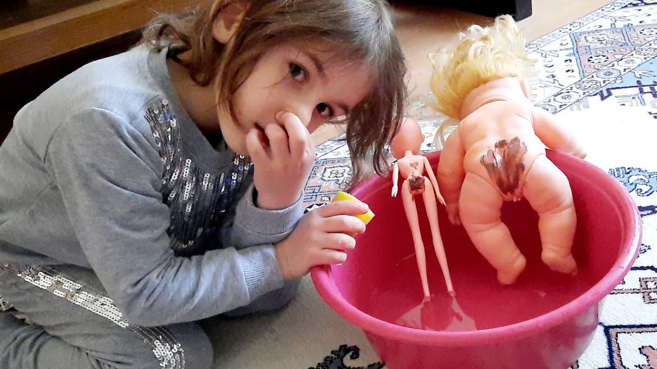 Altına Kaka yapan bebekler Esila barbie bebekler Barbie bebek bakma