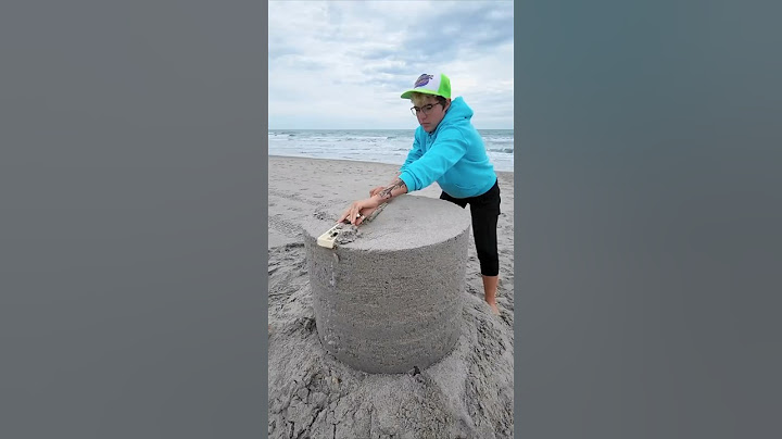 She’s a professional at making sandcastles 👏