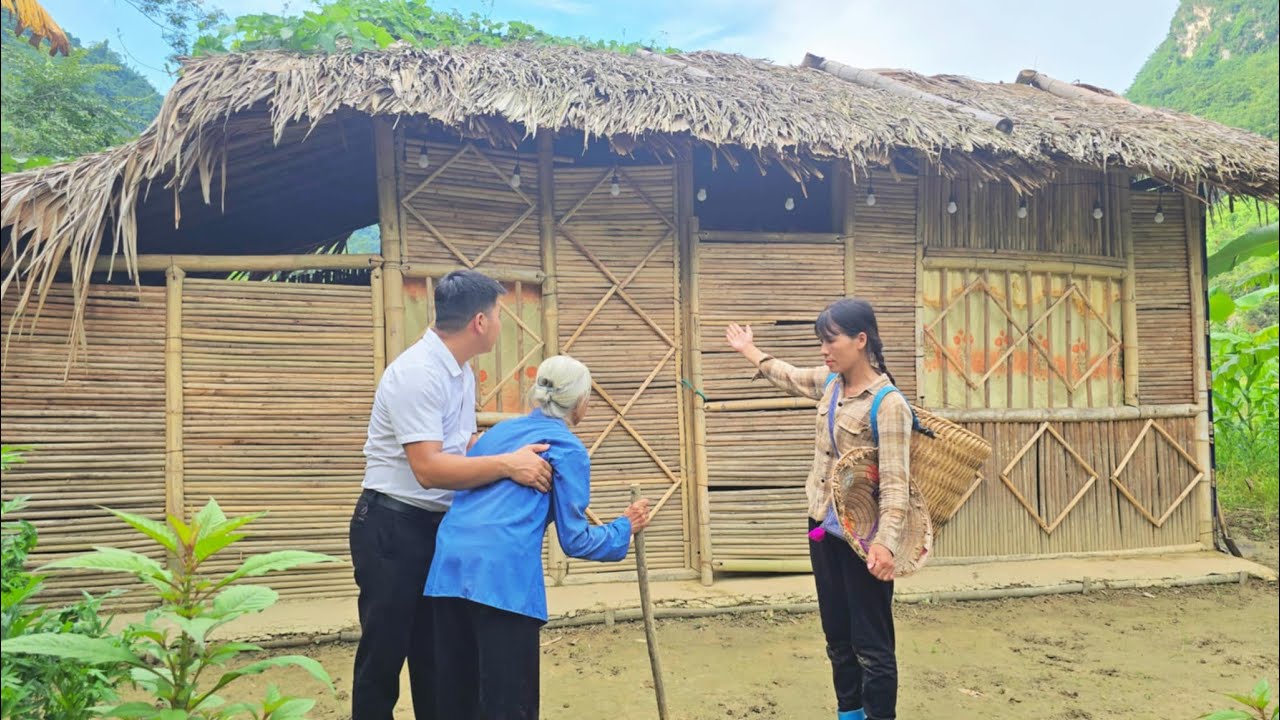 Tu Ngoc and CEO Duong helped an 80-year-old woman who fainted on the roadside to bring her home.