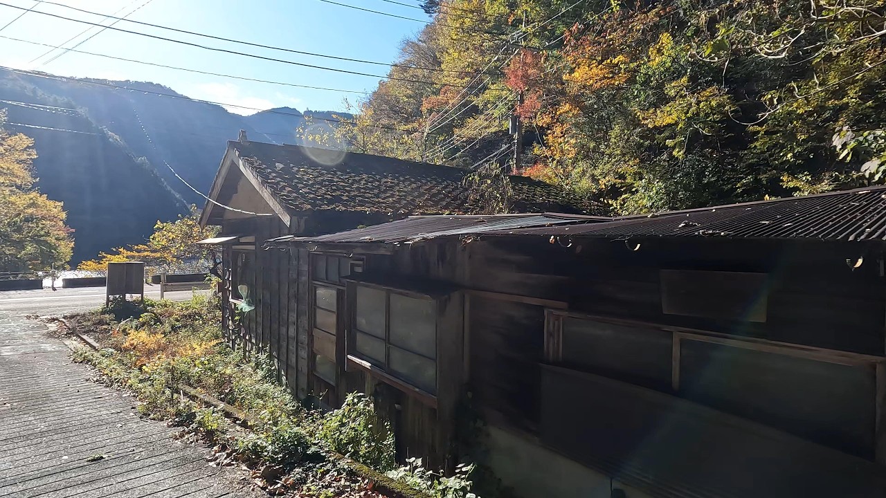 【東京都奥多摩町】古民家廃墟が美しい湖沿いで静かに眠り続けている