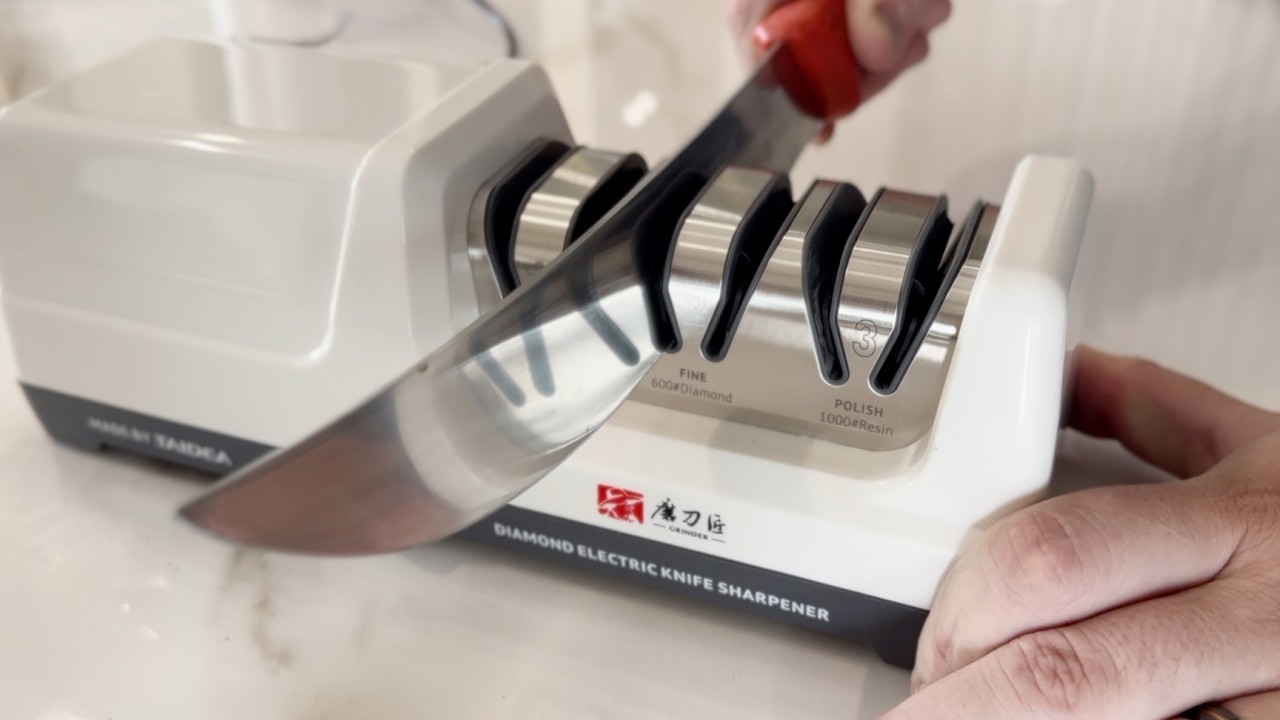 Testei meu novo AFIADOR ELÉTRICO que promete RECONSTRUIR O FIO das facas!