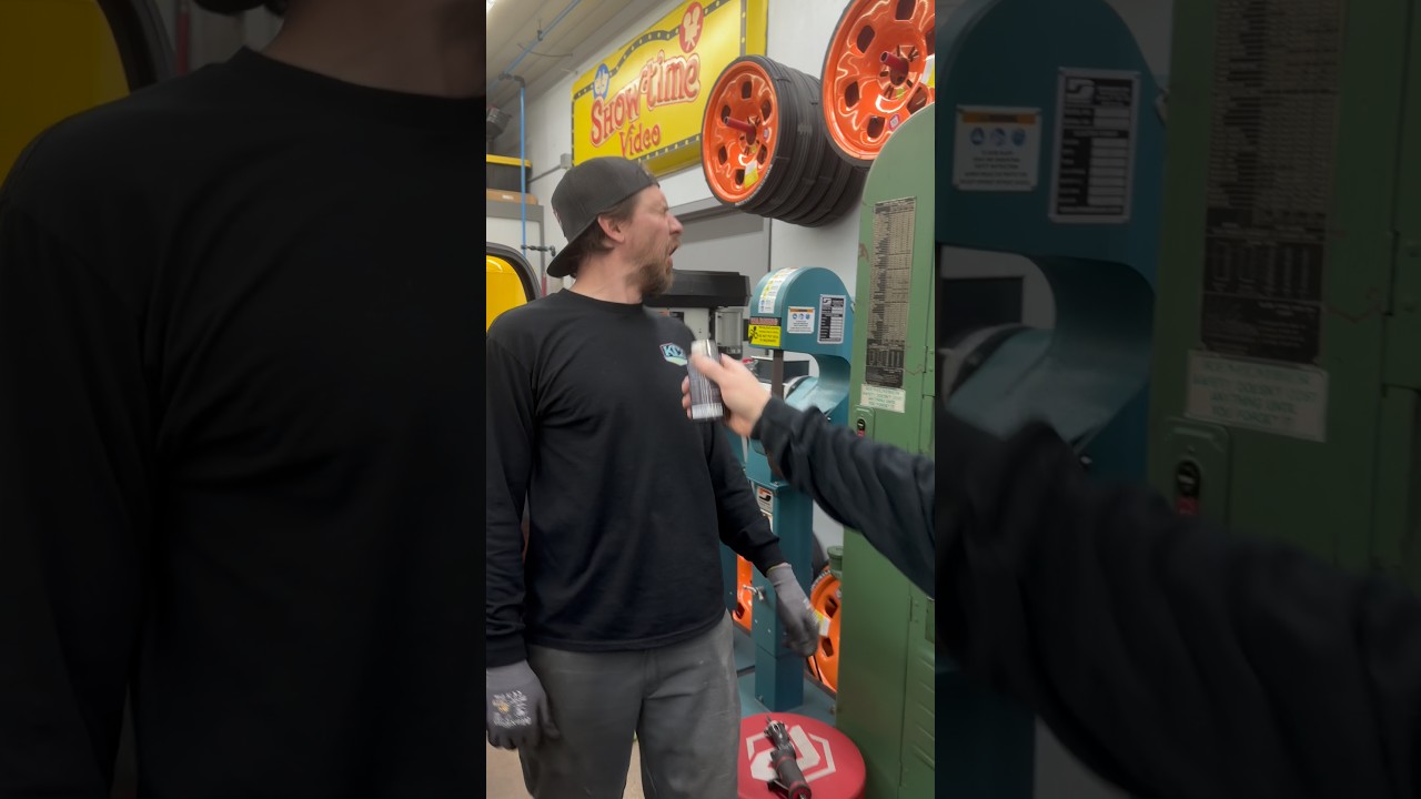 Когда начальник приносит на работу нашатырный спирт. 