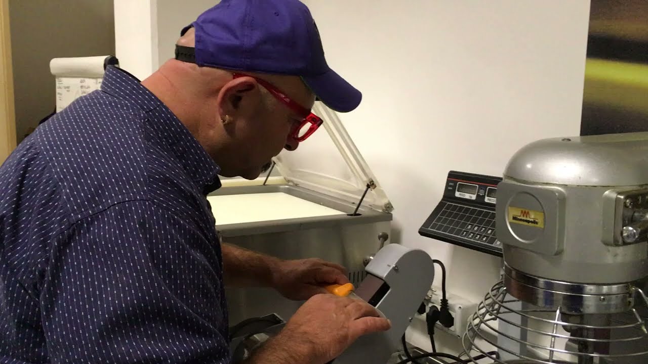 Paolo Camilletti affila i coltelli Sanelli con maestria